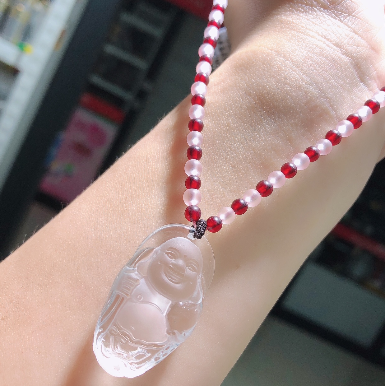 The white crystal necklace is exquisite and elegant, versatile for women and in line with the latest European and American fashion trends