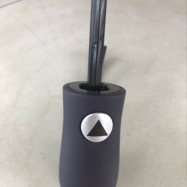 No. 3034B Plain Semi-Automatic Triple Folding Umbrella Application Scenario