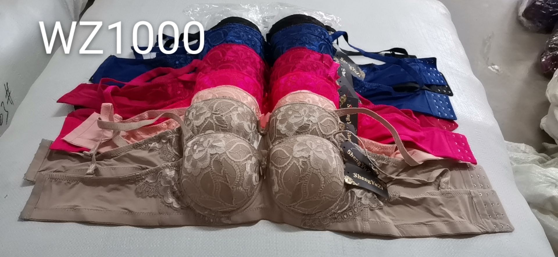 Cup-shaped lace four-breasted bra