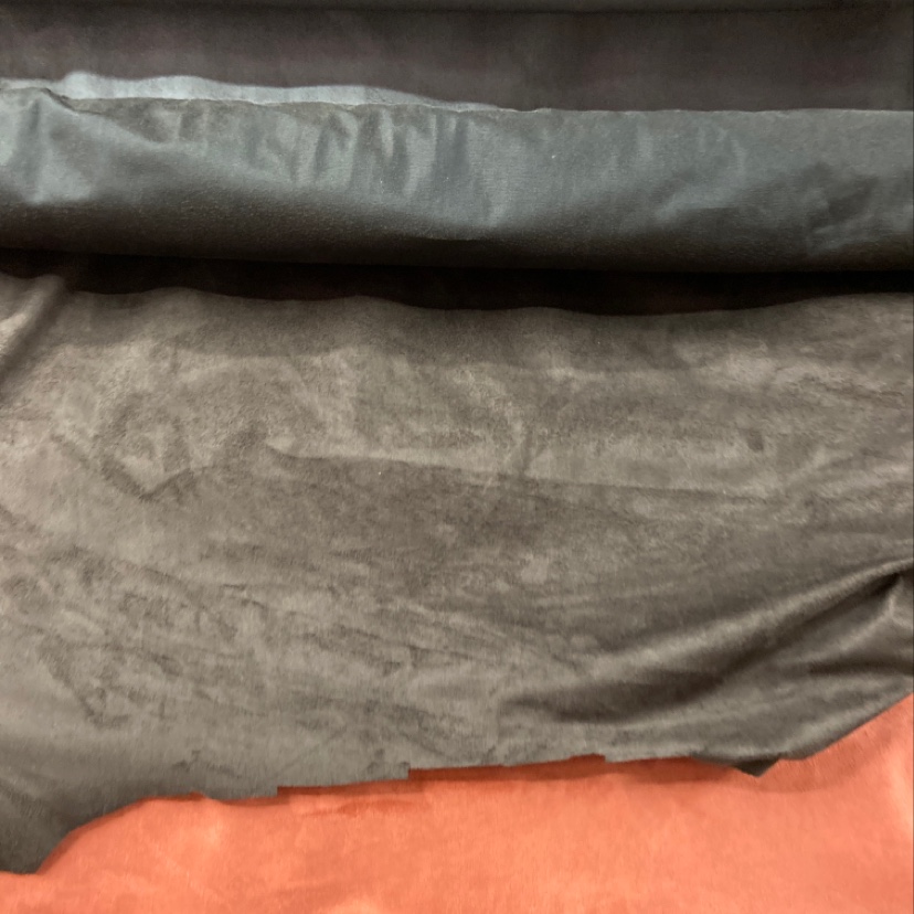 Coffee-colored suede fabric clothing, handicrafts, decorations, shoes and hats are available in a variety of colors