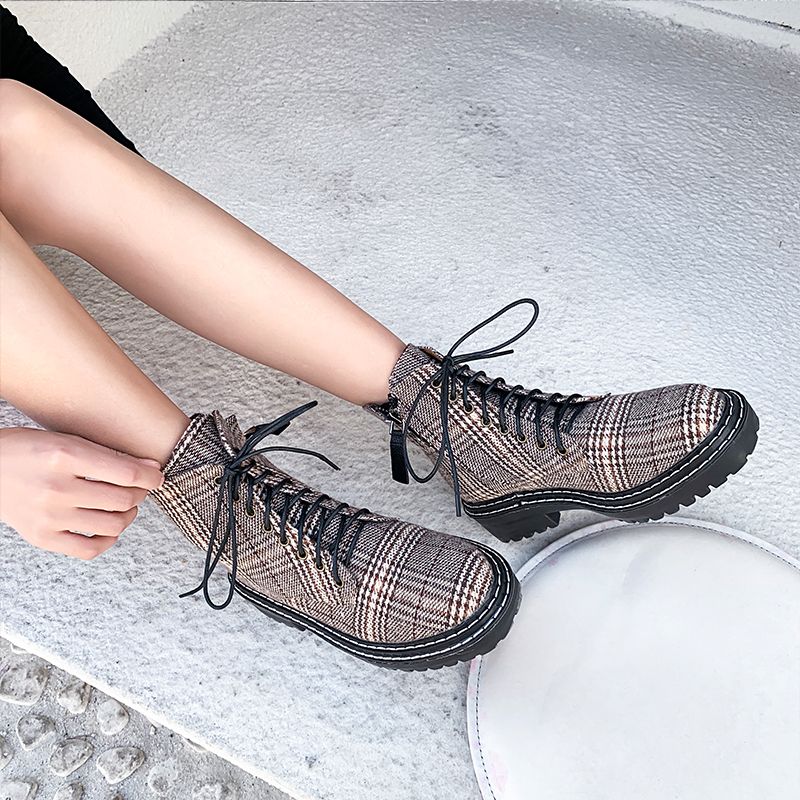 新款格子纹马丁靴女时尚平跟厚底条纹机车靴详情图15