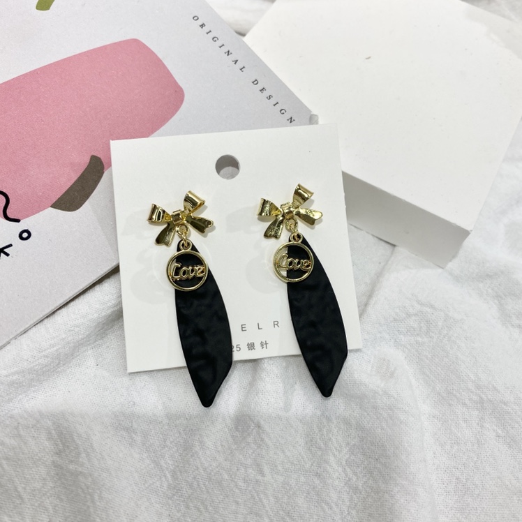 黑色系耳环产品图