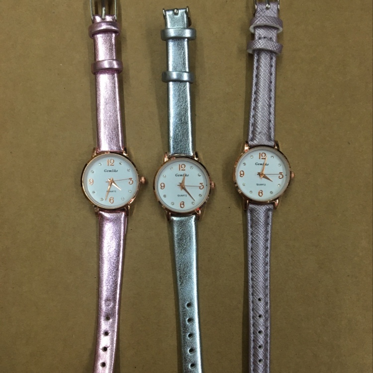 马卡龙色系带钻手表