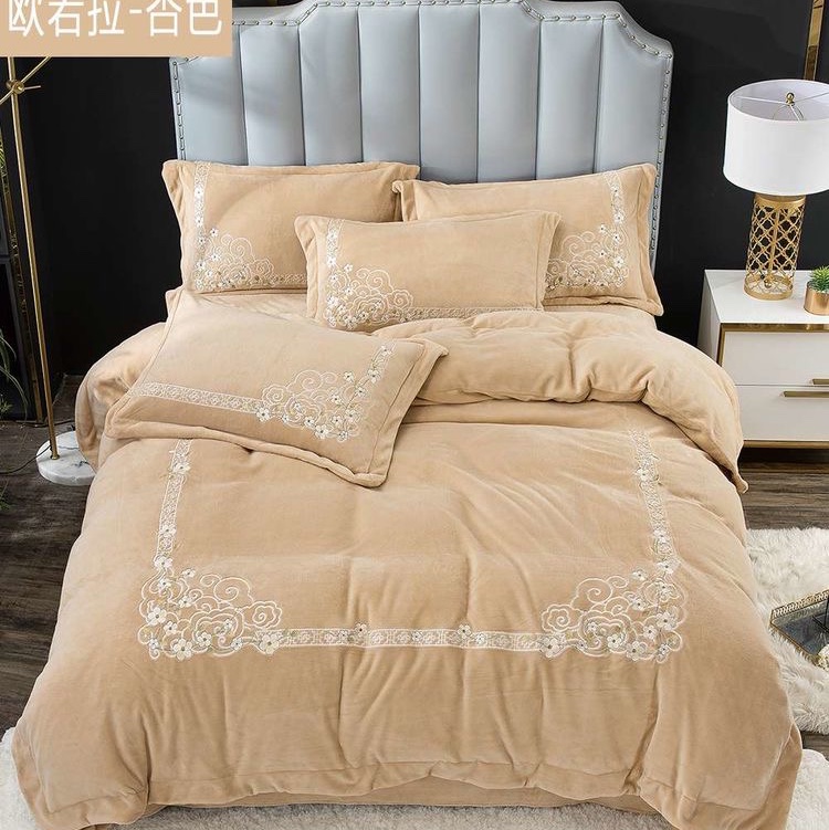Direct sales of 4-piece bedding sets with warm embroidery from the manufacturer. 4-piece sets are bestsellers