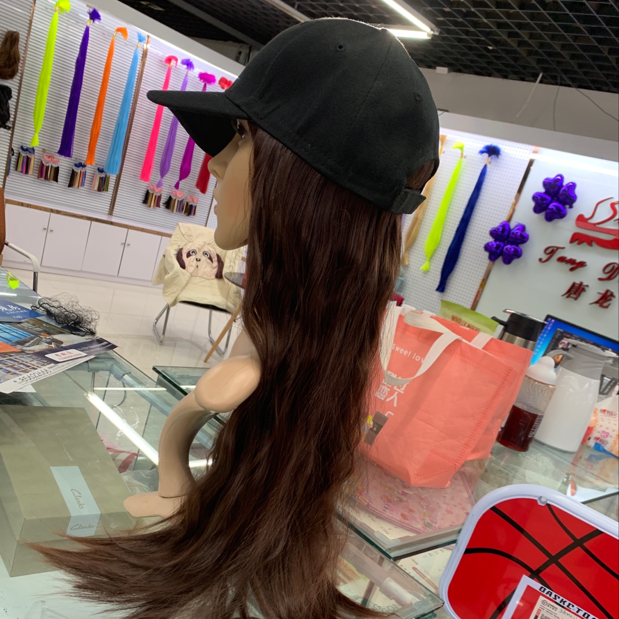 Customers provide hats. We produce wig pieces and sew them onto the hats. Ordinary high-temperature silk corn soup roll wig hats Application Scenario