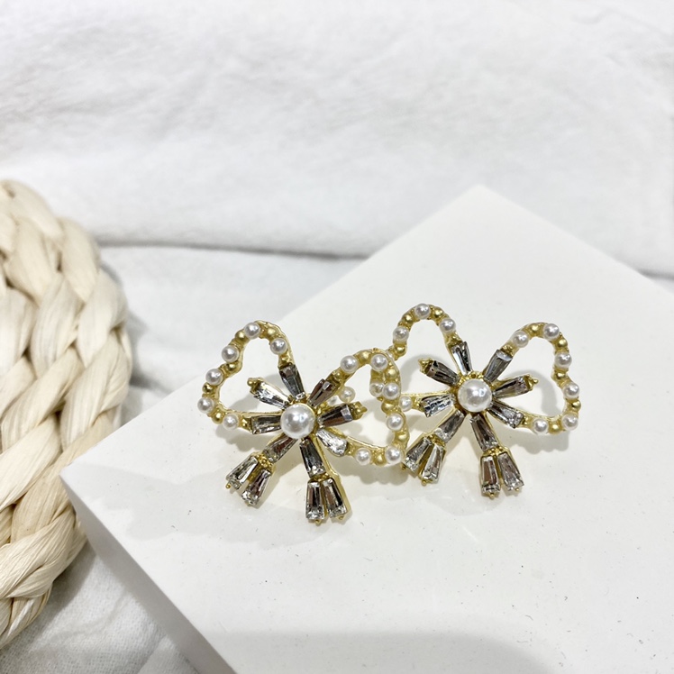 Bow stud earrings, pearl and sparkling diamonds, sweet style