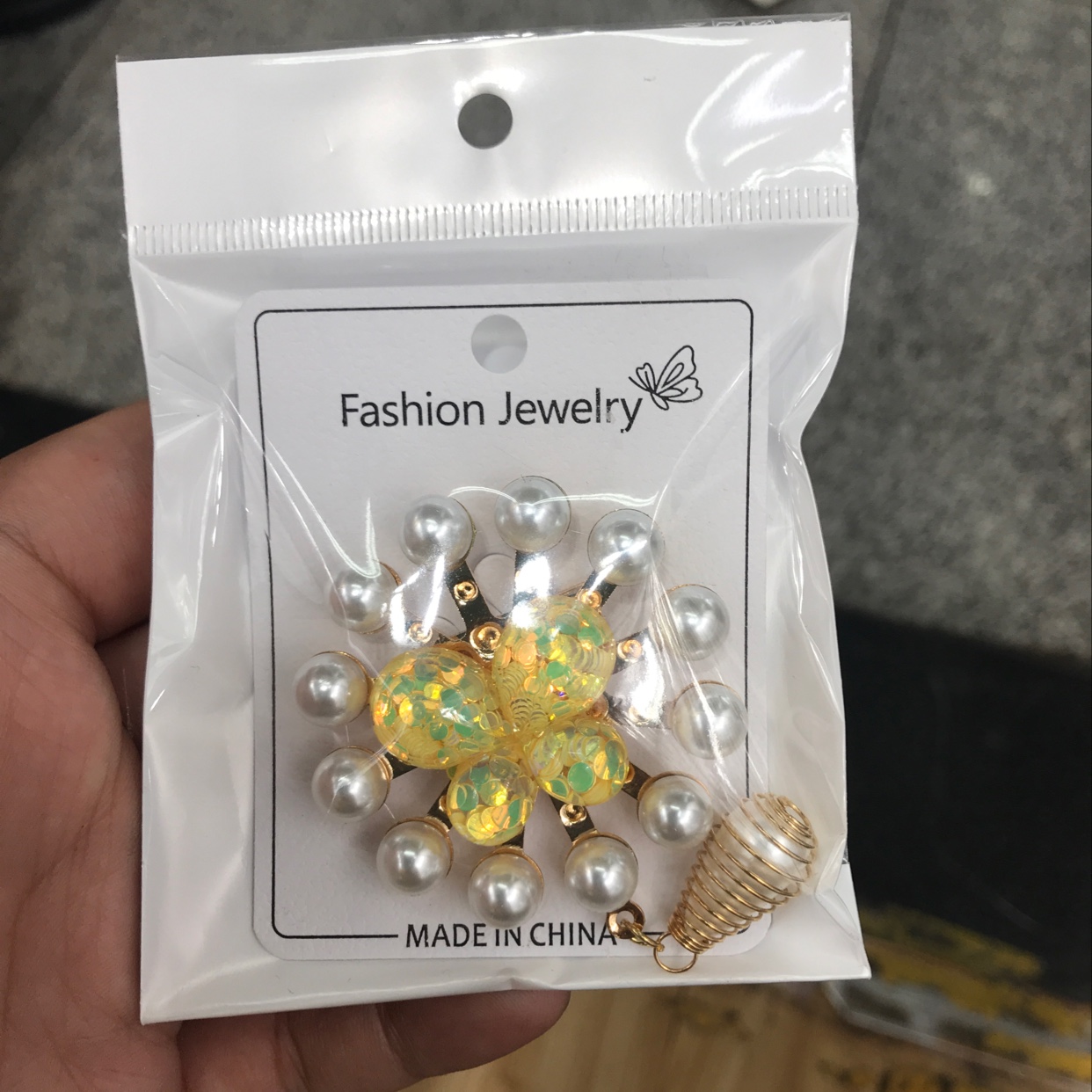 珍珠胸花。。。。。。。。。