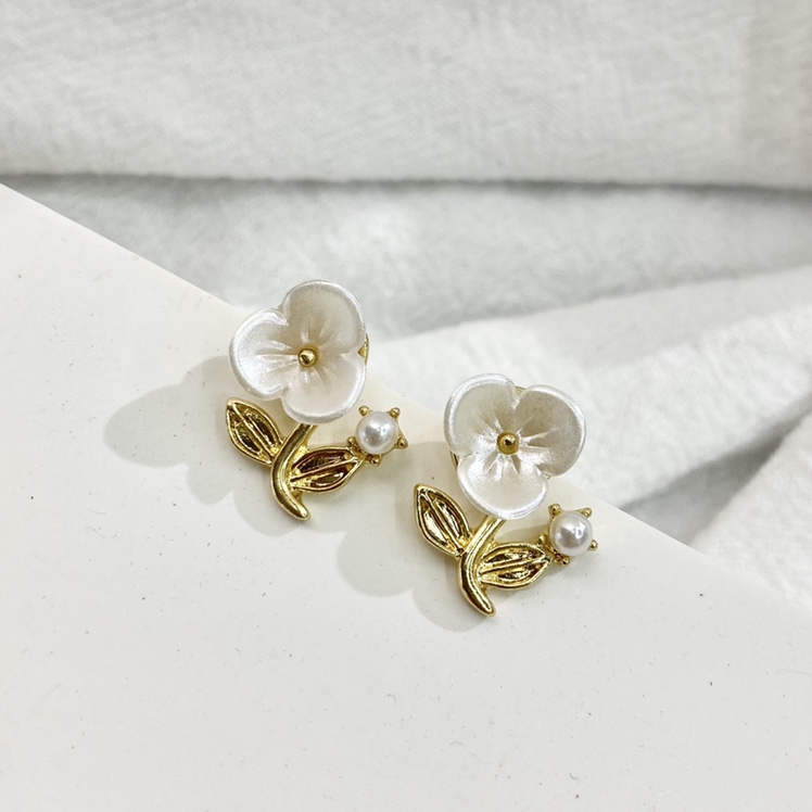 Cute little flower stud earrings details Picture