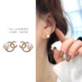 The new 925 silver needle small fragrance air quality pearl earrings are less likely to cause allergies for women. They have a high-end stud feel and are popular online earrings and pomelo earrings Application Scenario