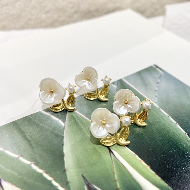 Cute little flower stud earrings Application Scenario
