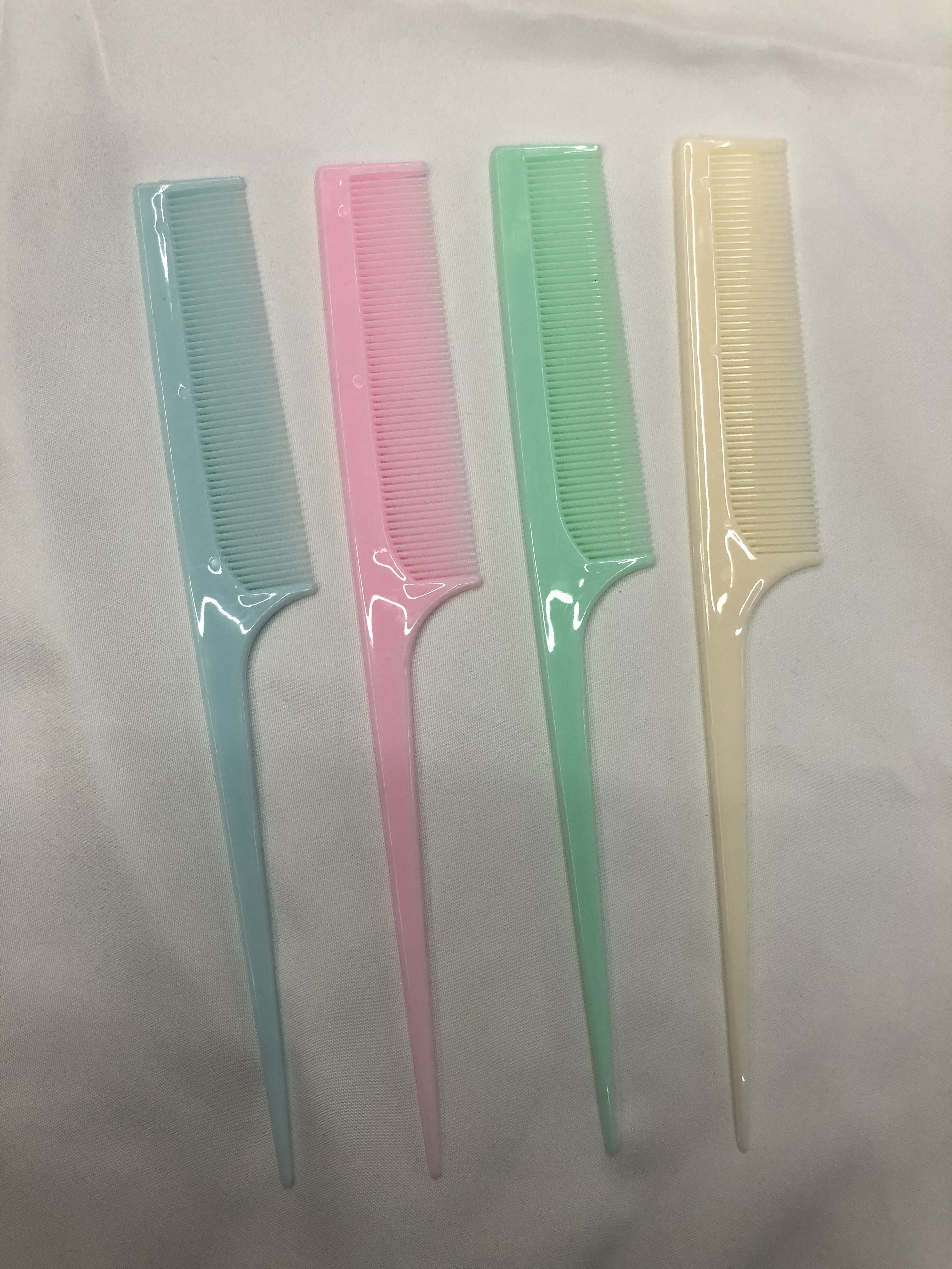 厂家直销果冻色尖尾梳子 4色混 外贸热销小梳子分区梳美发梳白底实物图