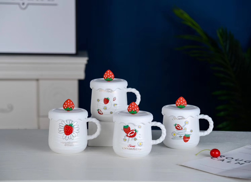 Innovative strawberry ceramic mug with silicone lid cartoon with lid for breakfast Coffee milk water mug wholesale