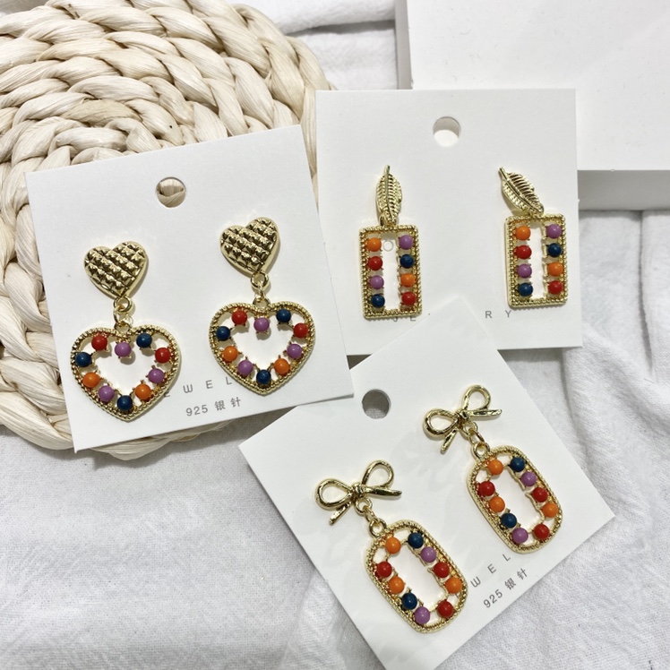 Retro hit color bead earrings thumbnail