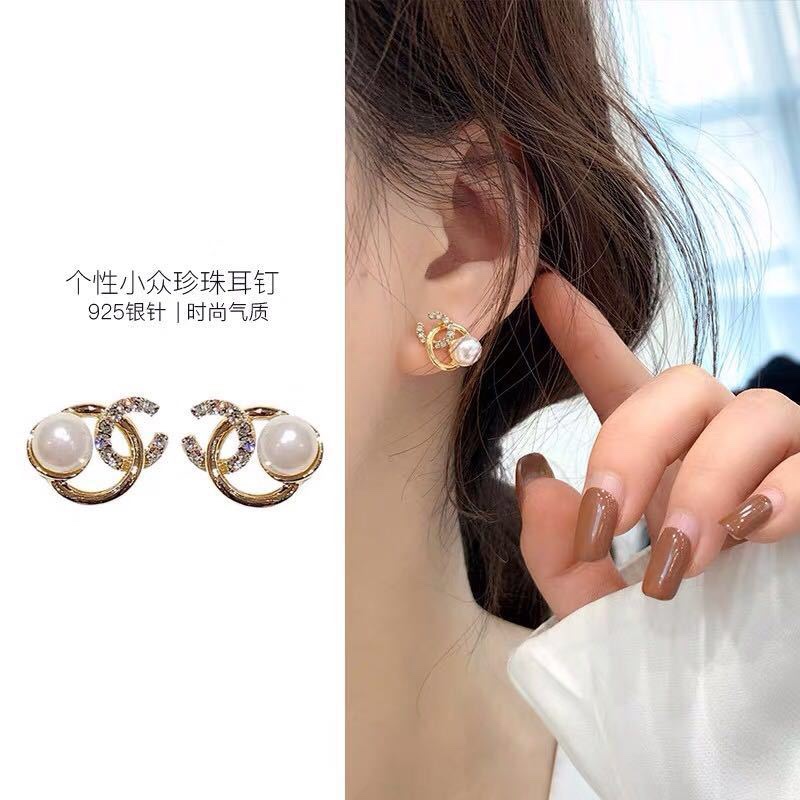 The new 925 silver needle small fragrance air quality pearl earrings are less likely to cause allergies for women. They have a high-end stud feel and are popular online earrings and pomelo earrings