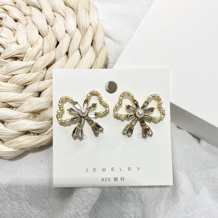 Bow stud earrings, pearl and sparkling diamonds, sweet style Specification image