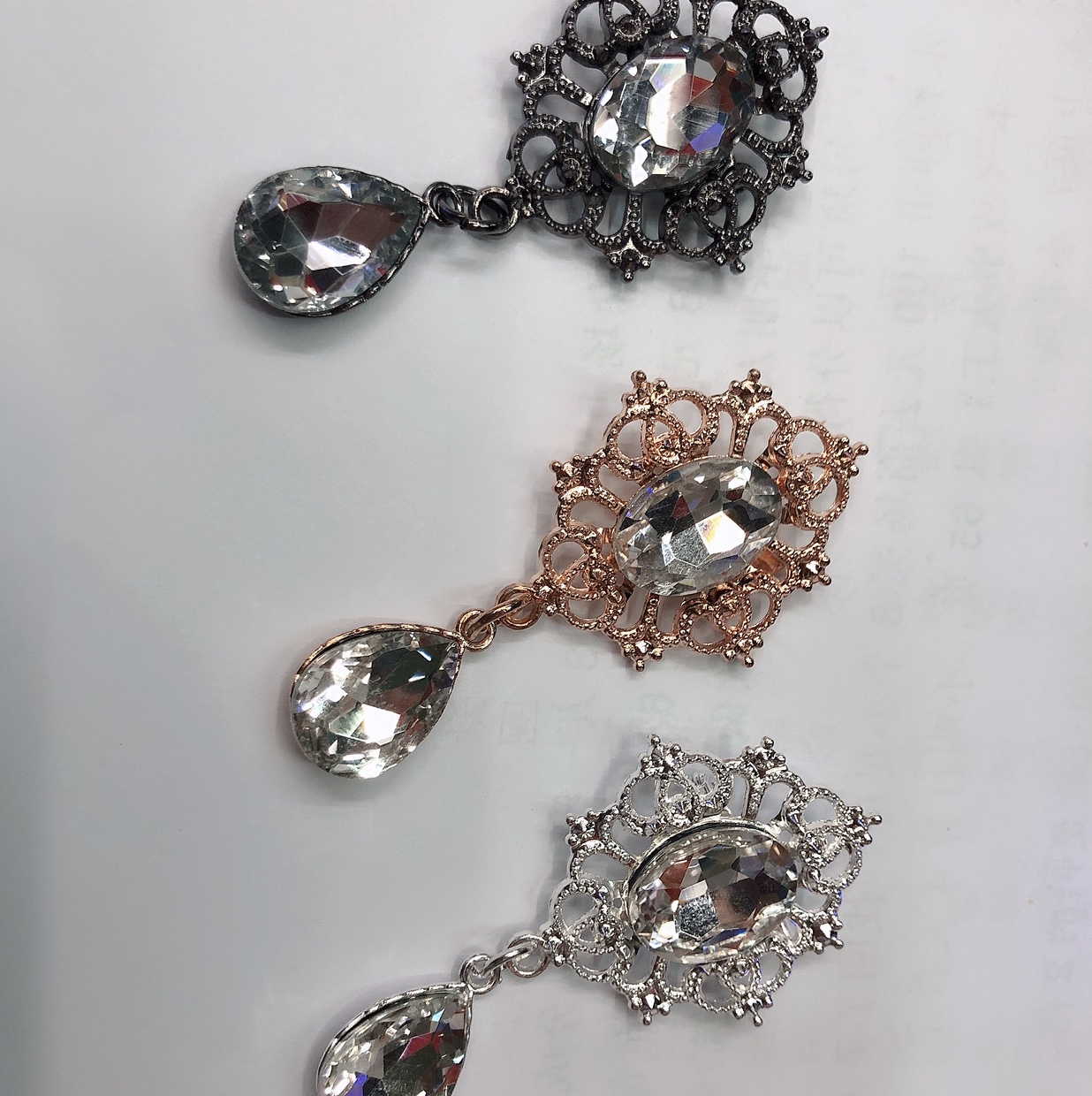 两颗玻璃大钻胸花