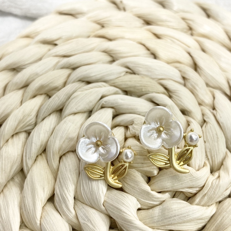 Cute little flower stud earrings Specification image