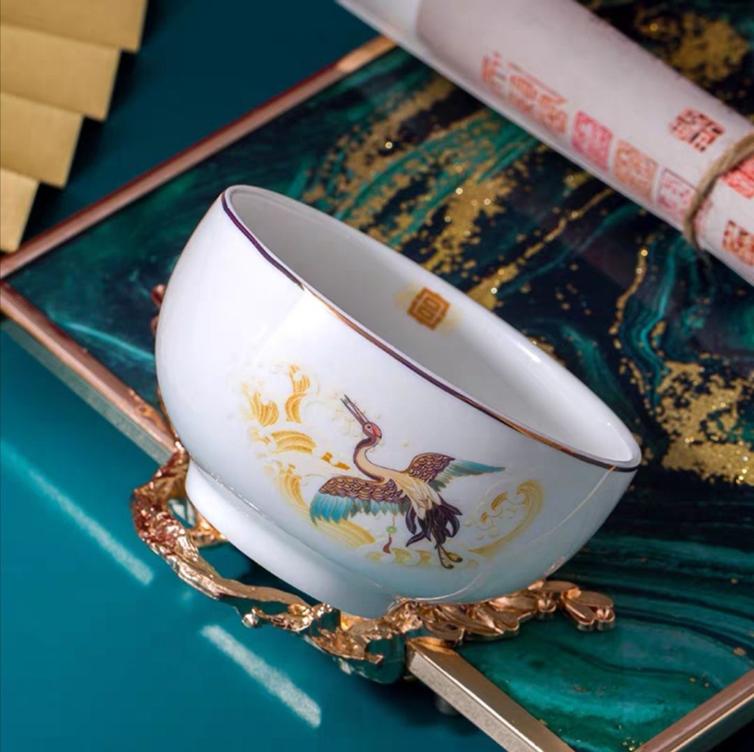 The Palace Museum's co-branded household ceramic tableware, creatively paired with new Chinese-style bone China, features a harmonious spring scene of cranes and deer details Picture