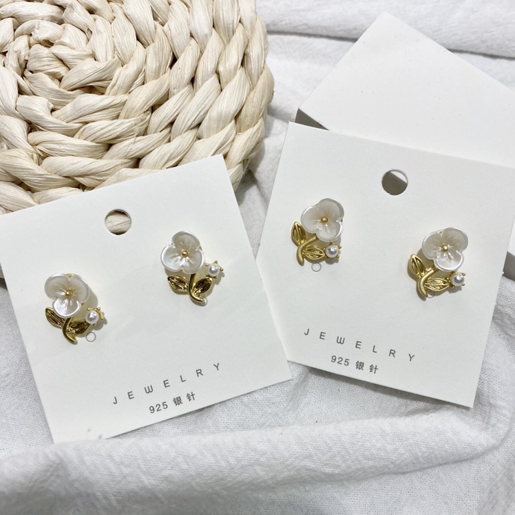 Cute little flower stud earrings Item Picture