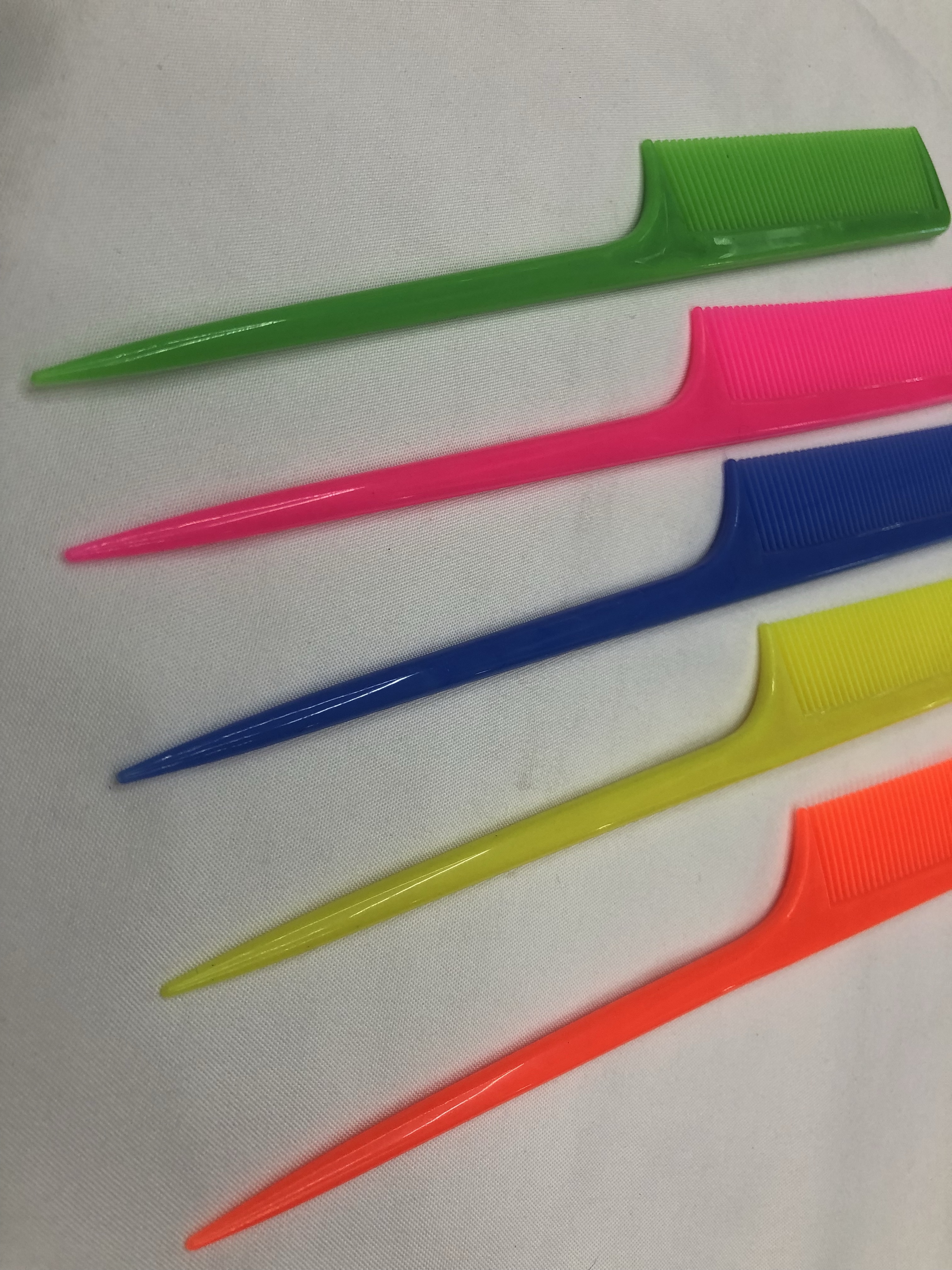 09实色 厂家直销尖尾梳子 5色混外贸梳子 分区梳子细节图