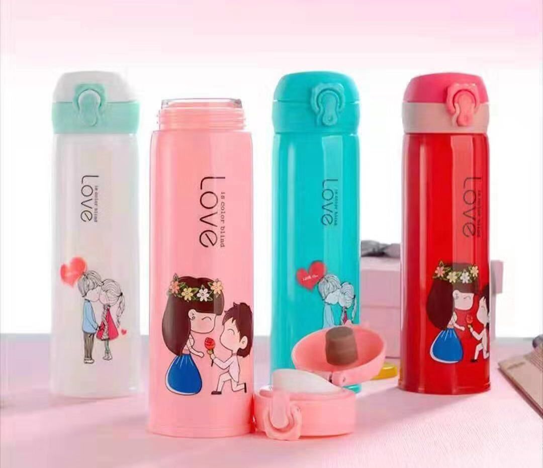 New fashionable and portable water cups for boys and girls, anti-drop glass cups with heat-insulating plastic shells, large quantity, and custom logos available