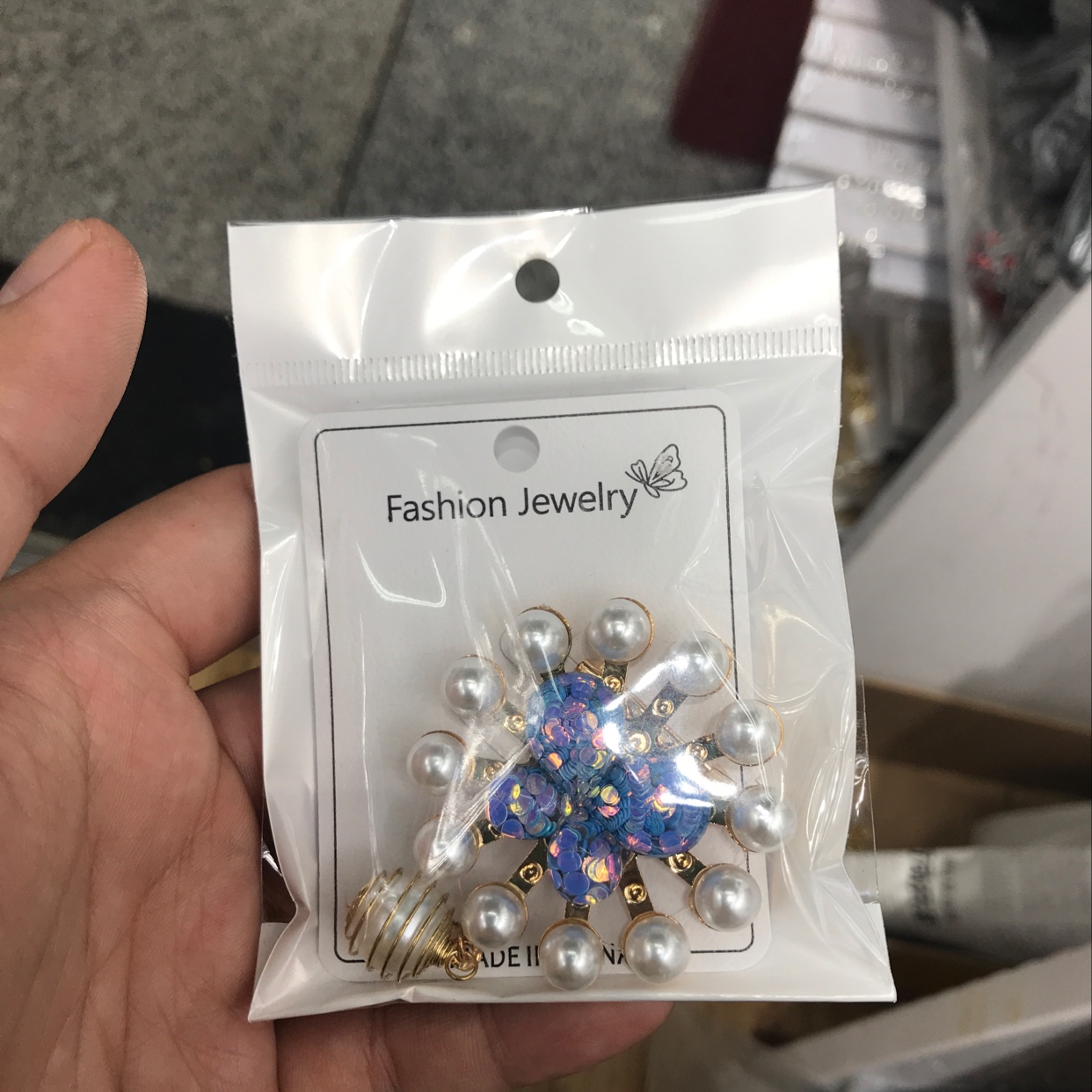 珍珠胸花。