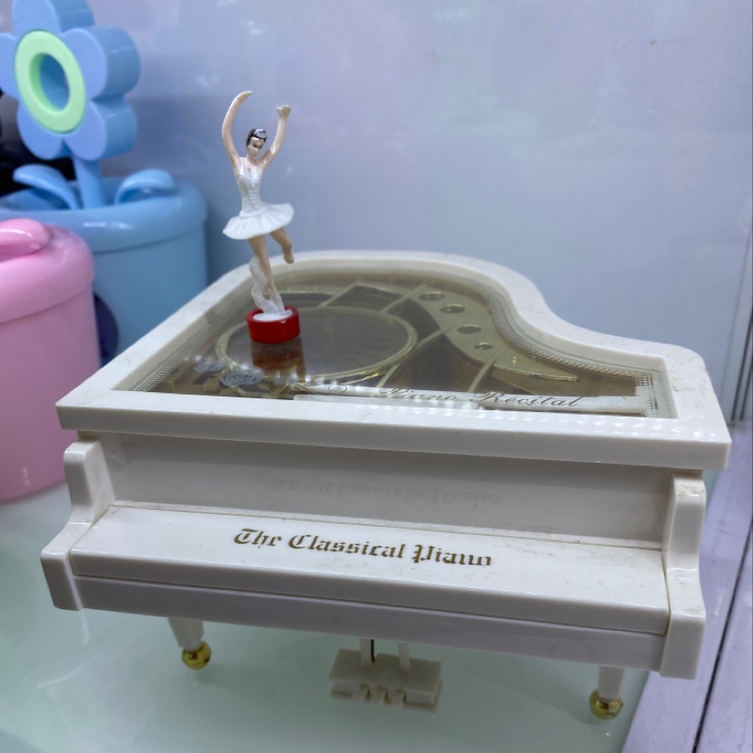Piano dancer music box