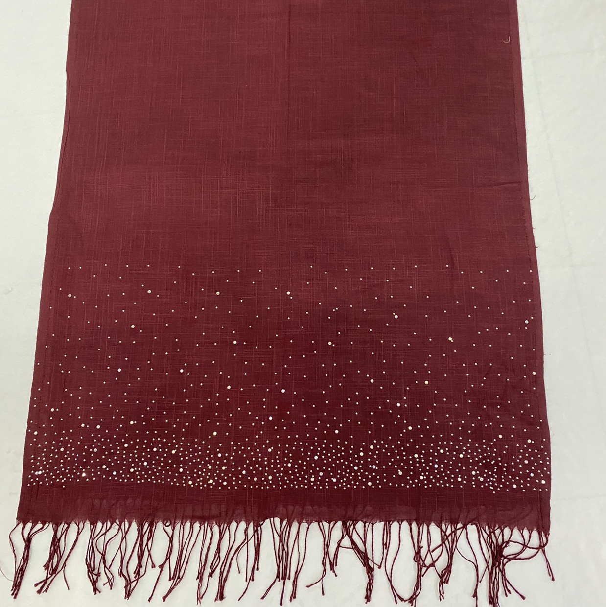 A long scarf made of bambus-joint cotton with both ends ironed and colored with diamonds