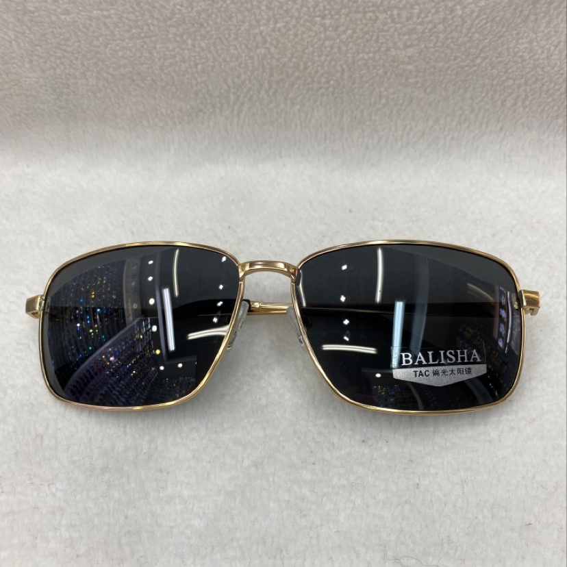 Polarized sunglasses can effectively block harmful rays such as ULTRAVIOLET rays and achieve the effect of protecting eyes without affecting visible light transmission and true color