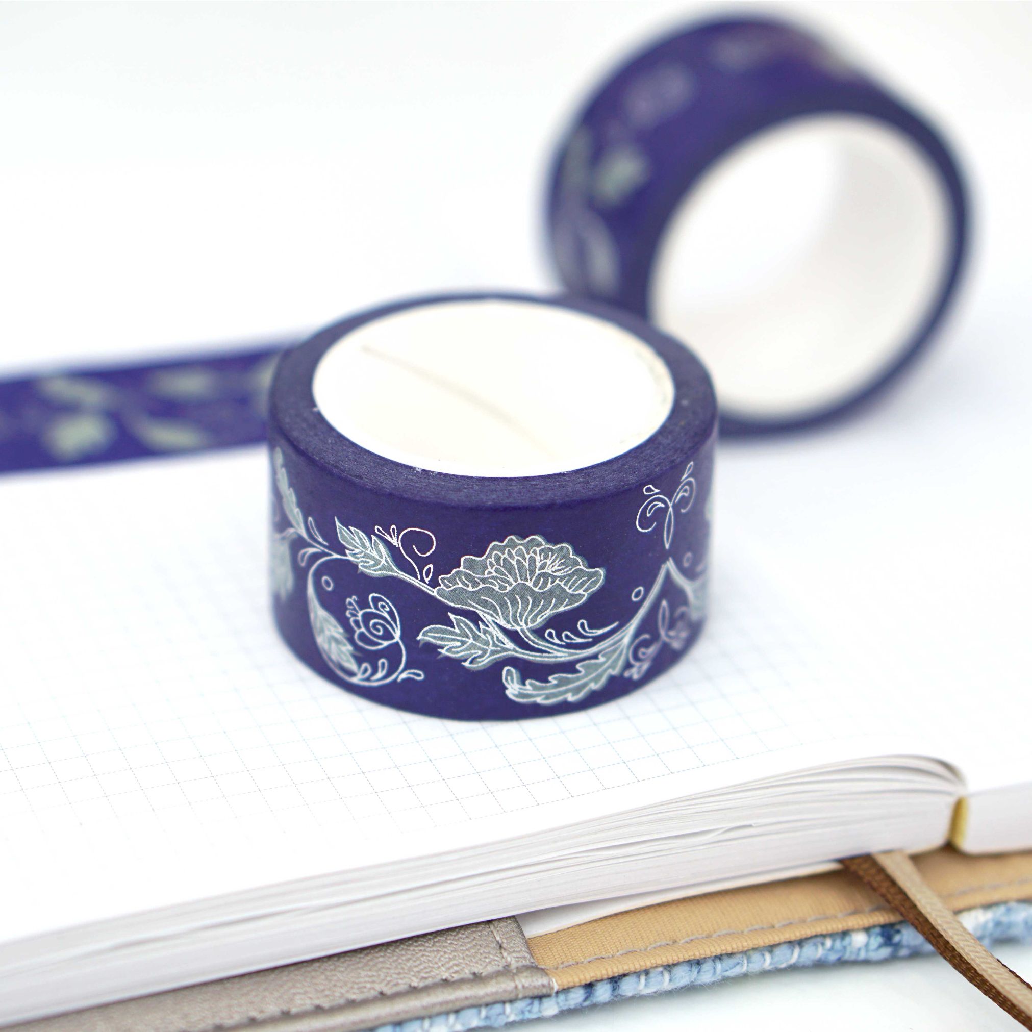 Chinese-style blue and white porcelain with gold foil and paper tape, retro-style silver foil decorative stickers for diaries and diaries, 2.5cm*7 meters Application Scenario