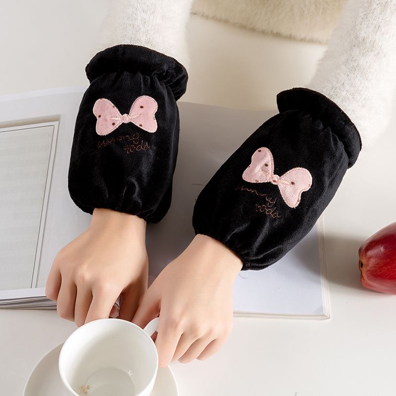 Cartoon Embroidery Cuff Short details Picture