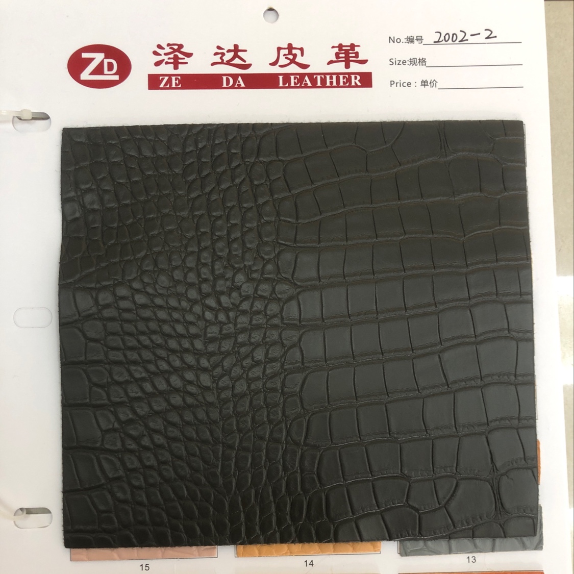 厂家直销热销新款    2002 表面爽滑处理亚光鳄鱼纹PVC皮革大量现货高中低档箱包沙发鞋材面料