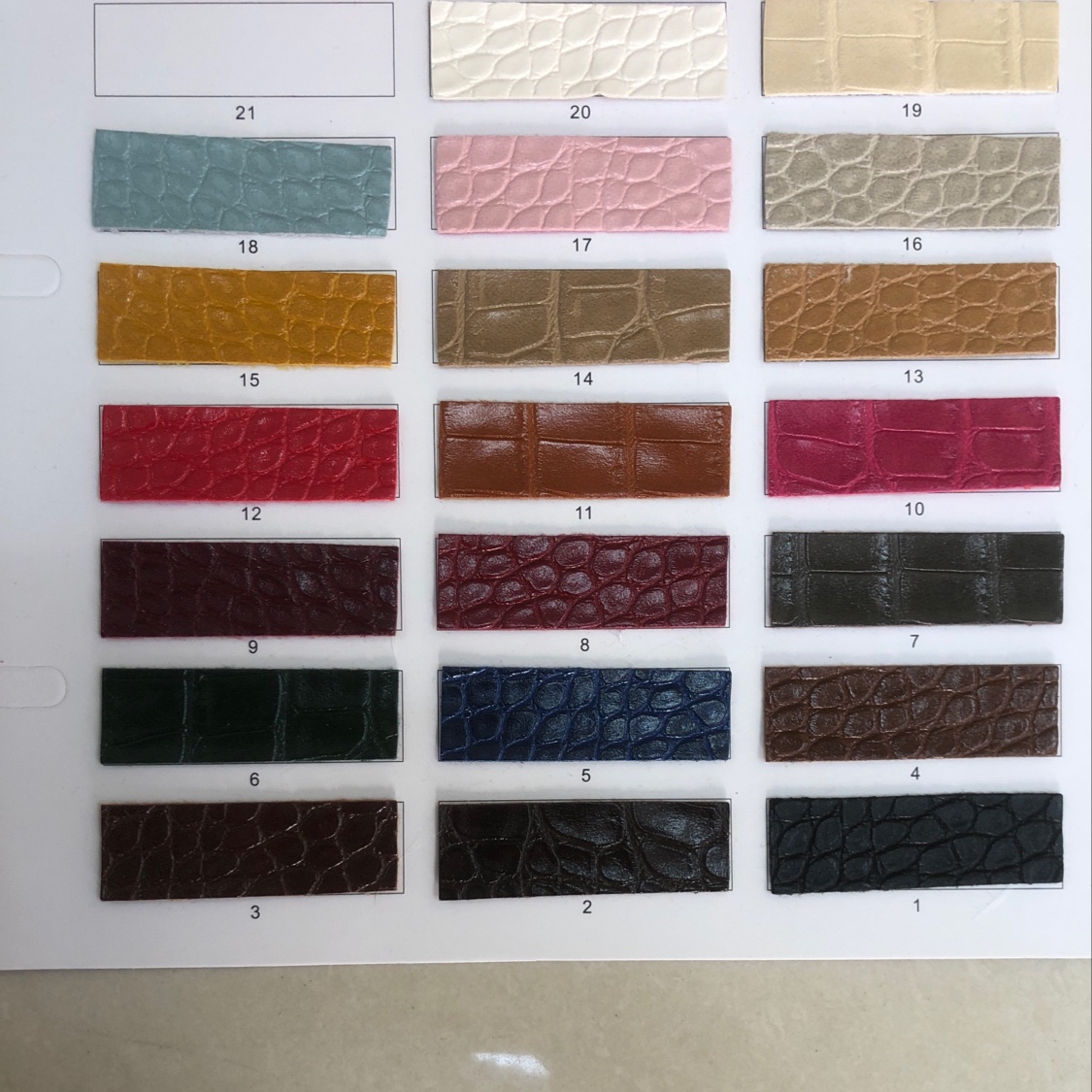 厂家直销热销新款   898 PVC皮革大量现货高中低档箱包沙发鞋材面料产品图