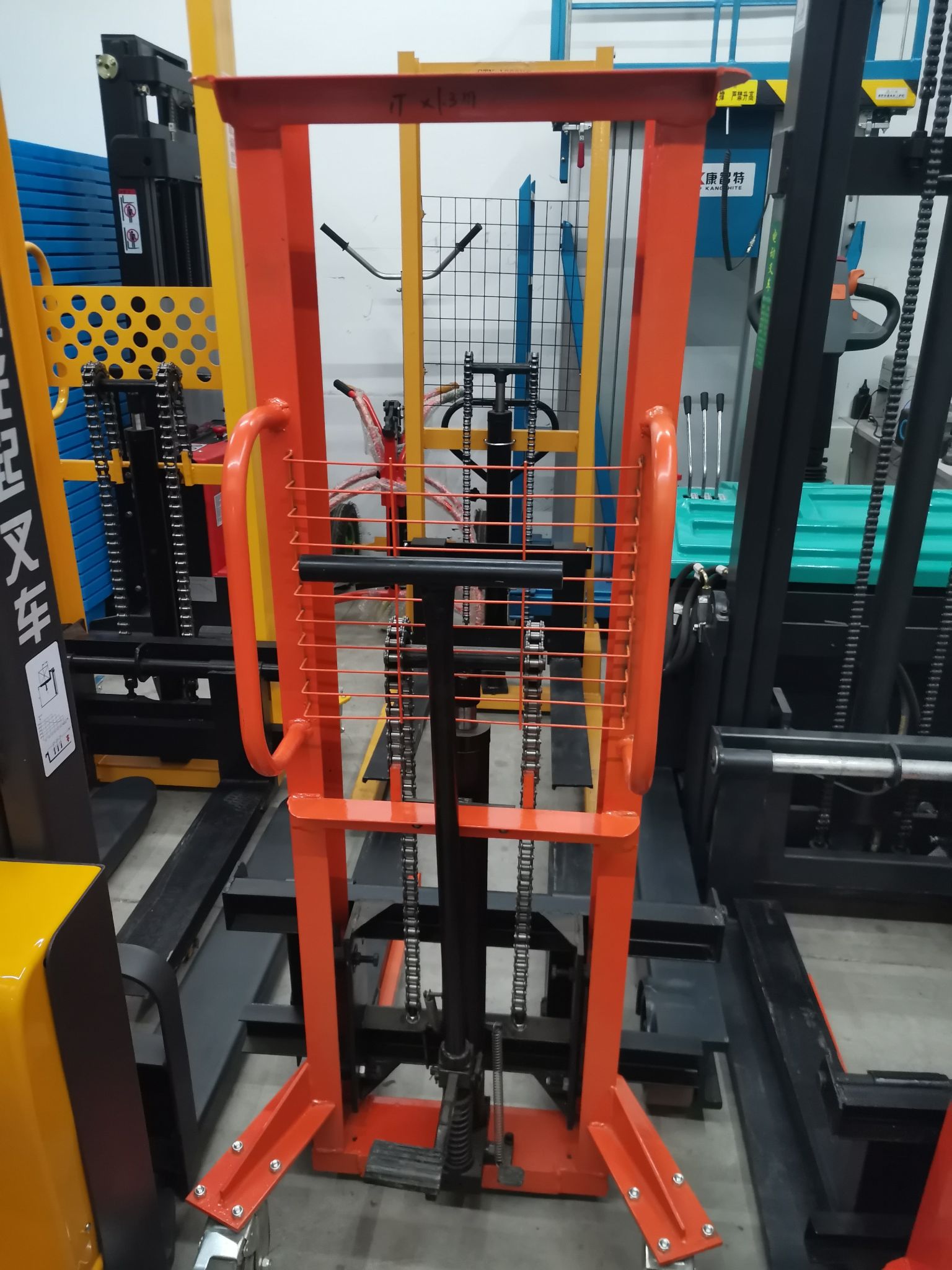Manual stacker truck manufacturer direct sales, low profit but high volume, fair price, customer feedback, high quality and reliable detail image 1