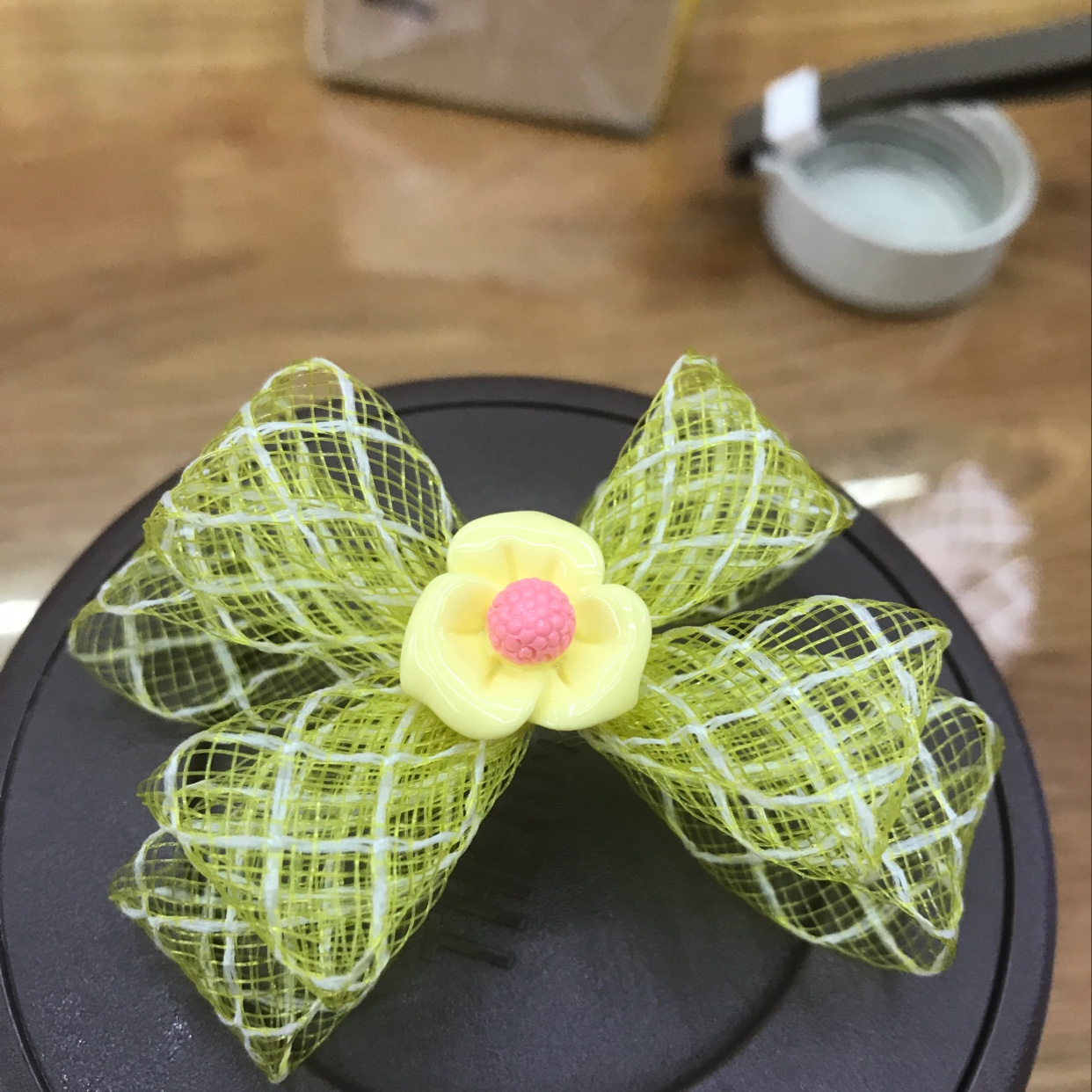 Resinous three-petal flower