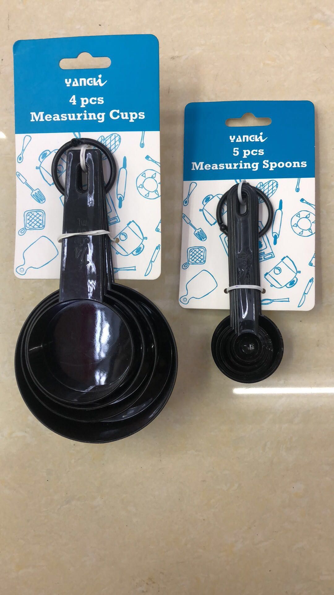 Plastic spoon set