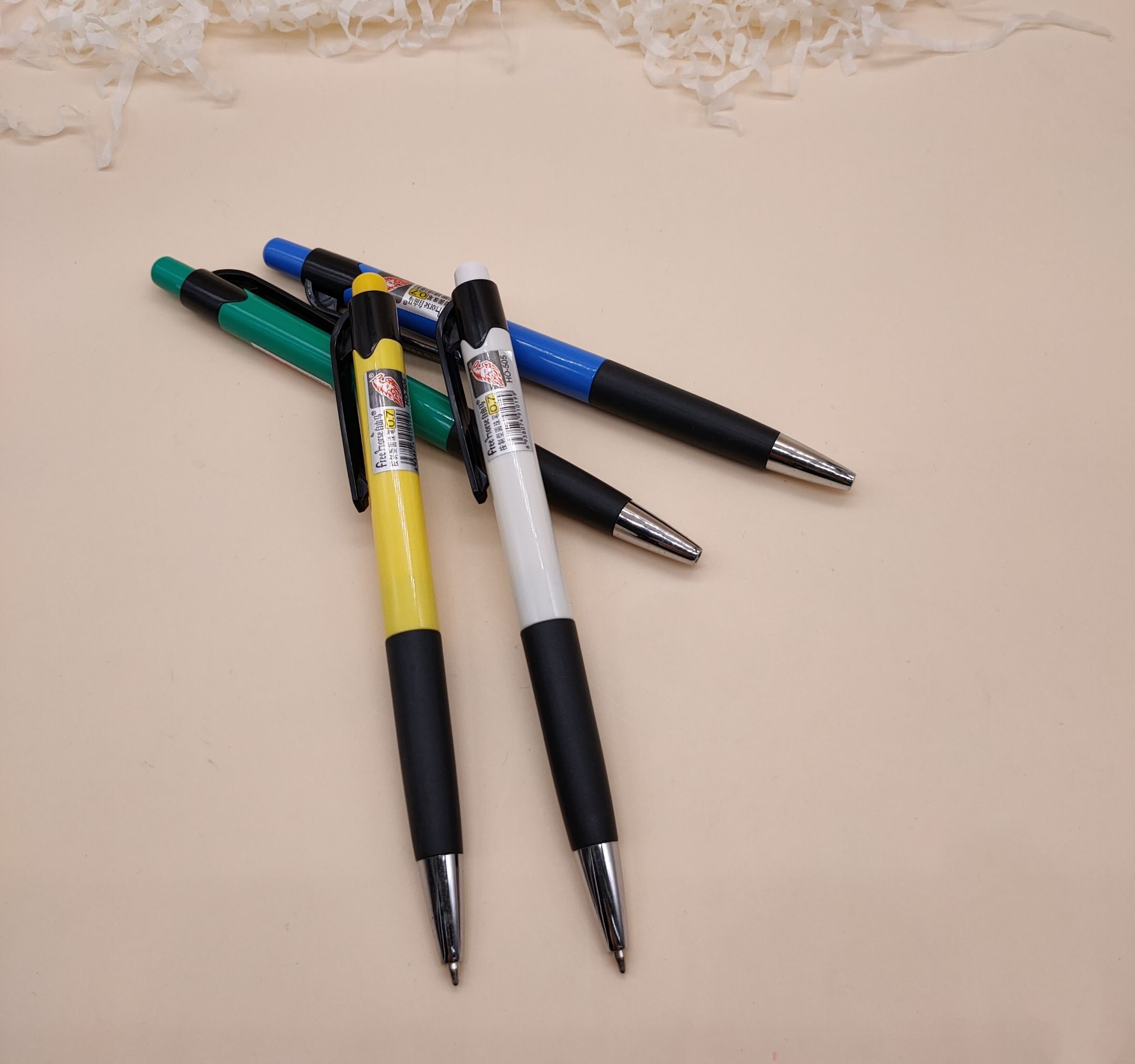 Blue ball-point pen pressed in oil and soft glue to shake the ball-point pen Application Scenario