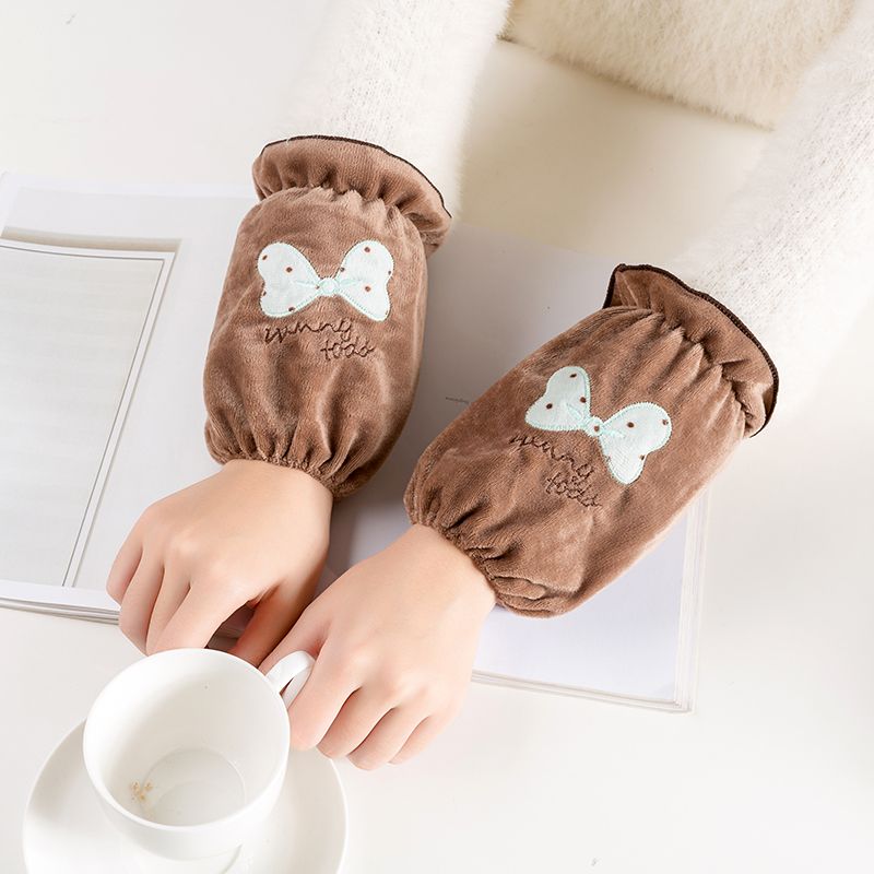 Cartoon Embroidery Cuff Short Application Scenario