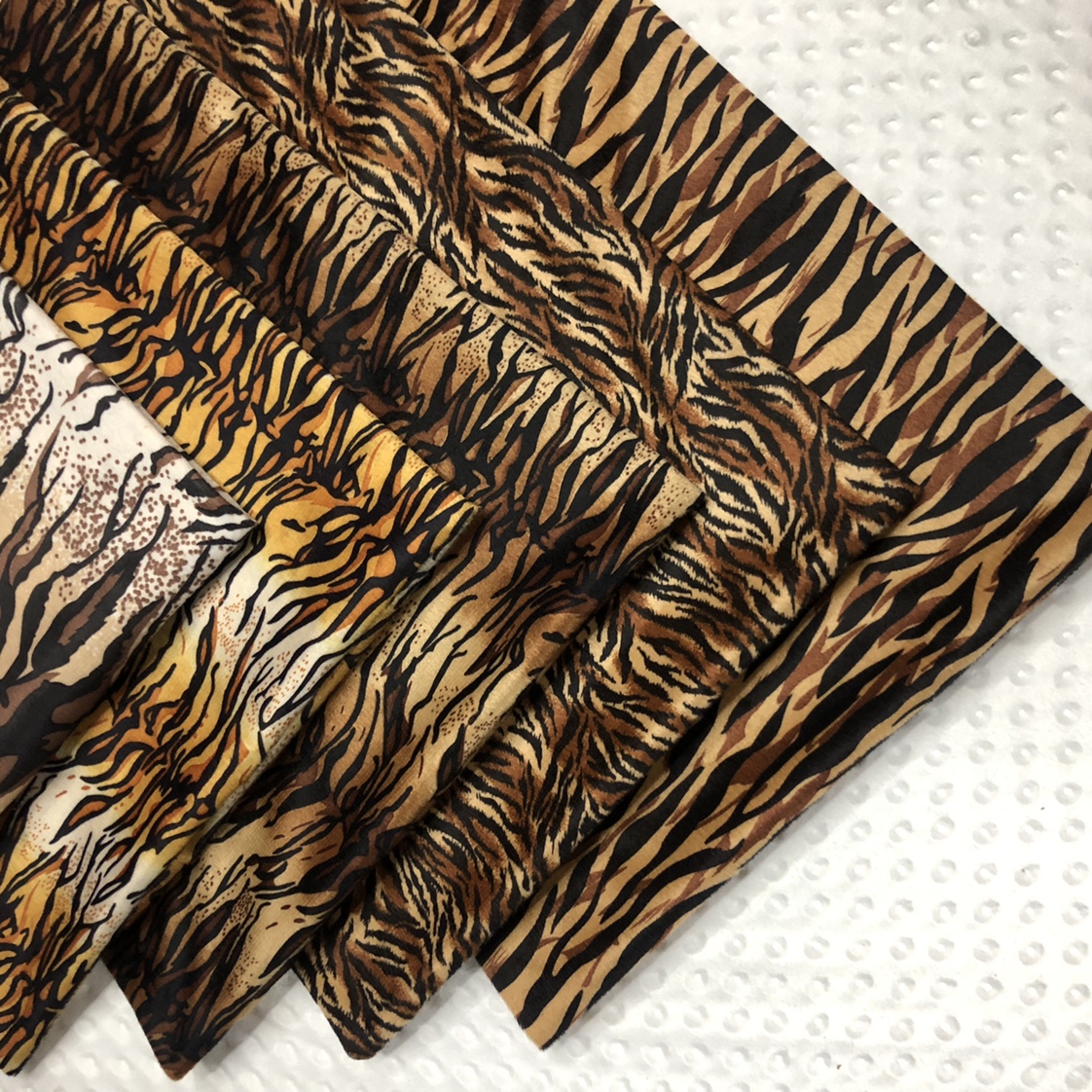 Factory direct sales of short plush zebra print, leopard print and animal print fabrics