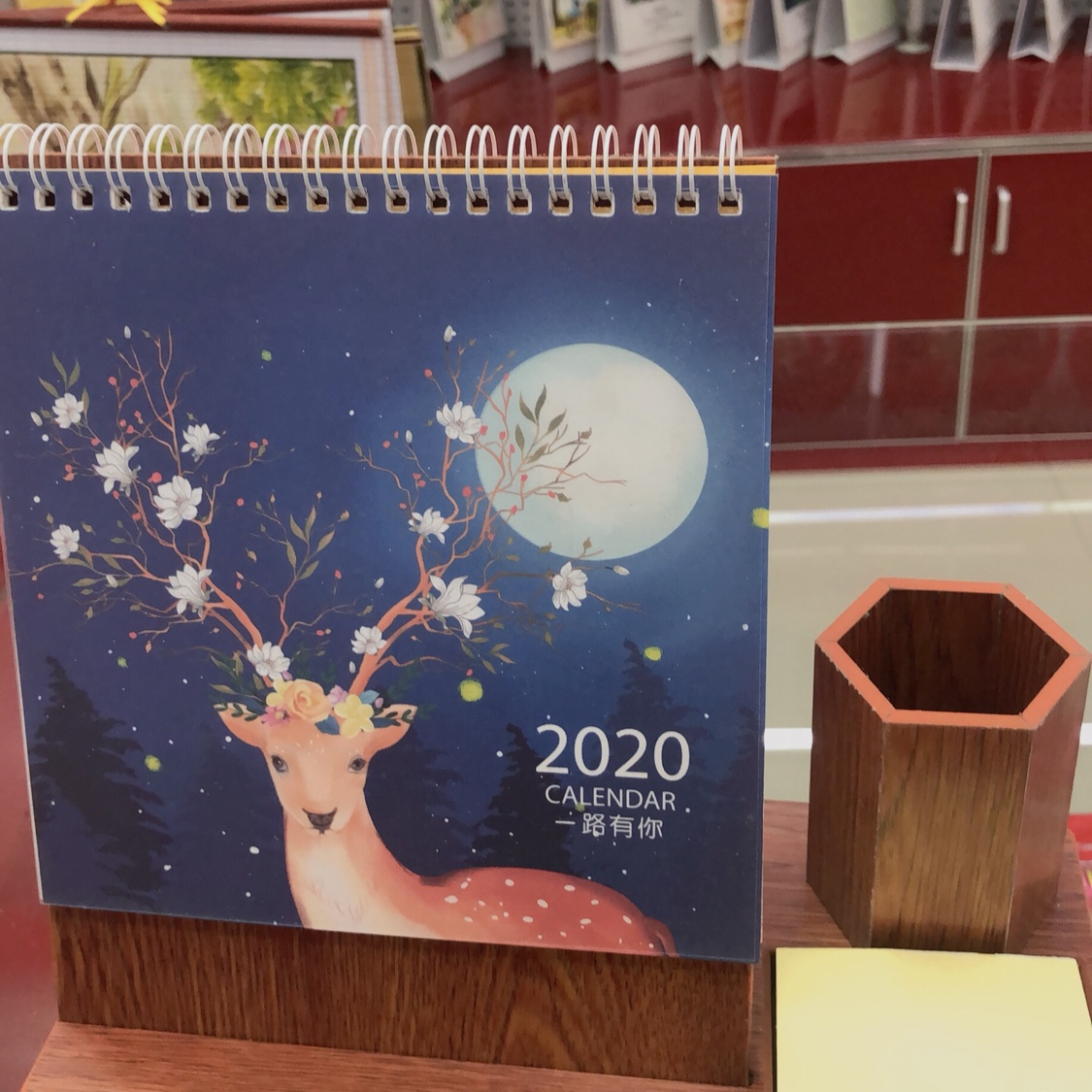 High-end office supplies imitating rosewood desk calendars