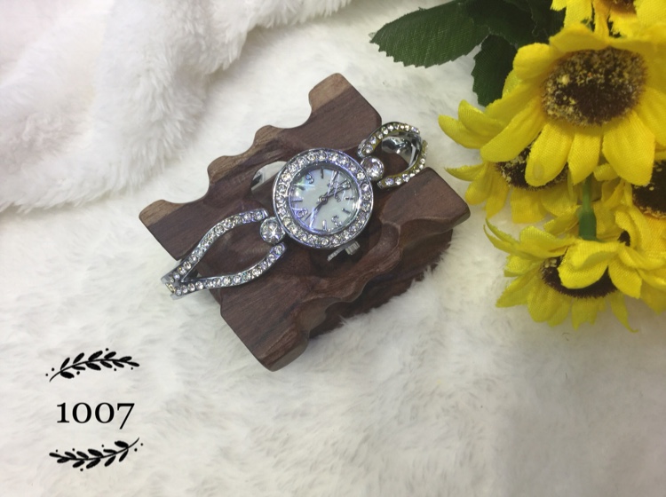 Quartz bracelet watch, a versatile accessory with a fashionable and simple style