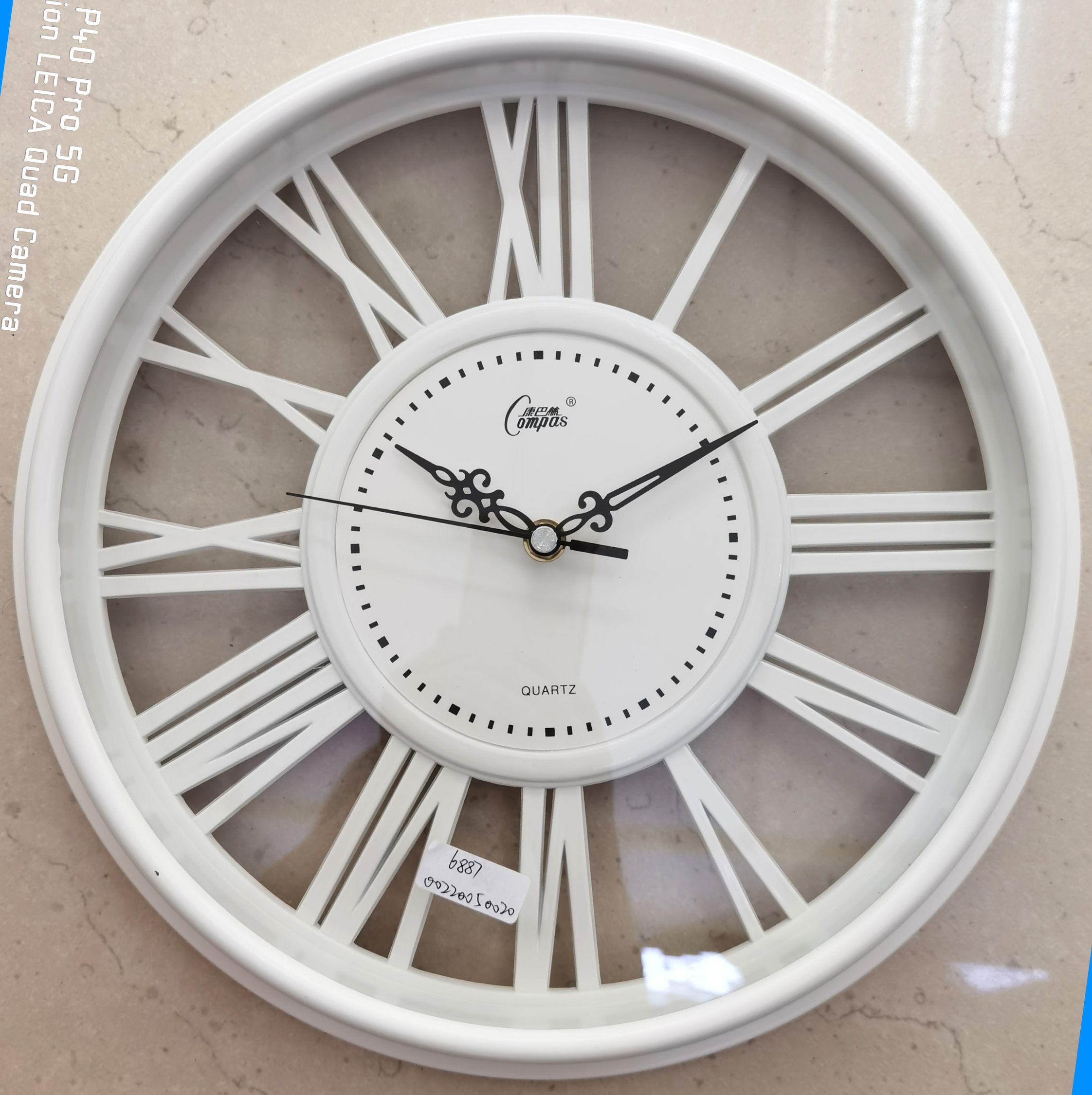 The Roman numeral wall clock with silent scanning is fashionable and elegant