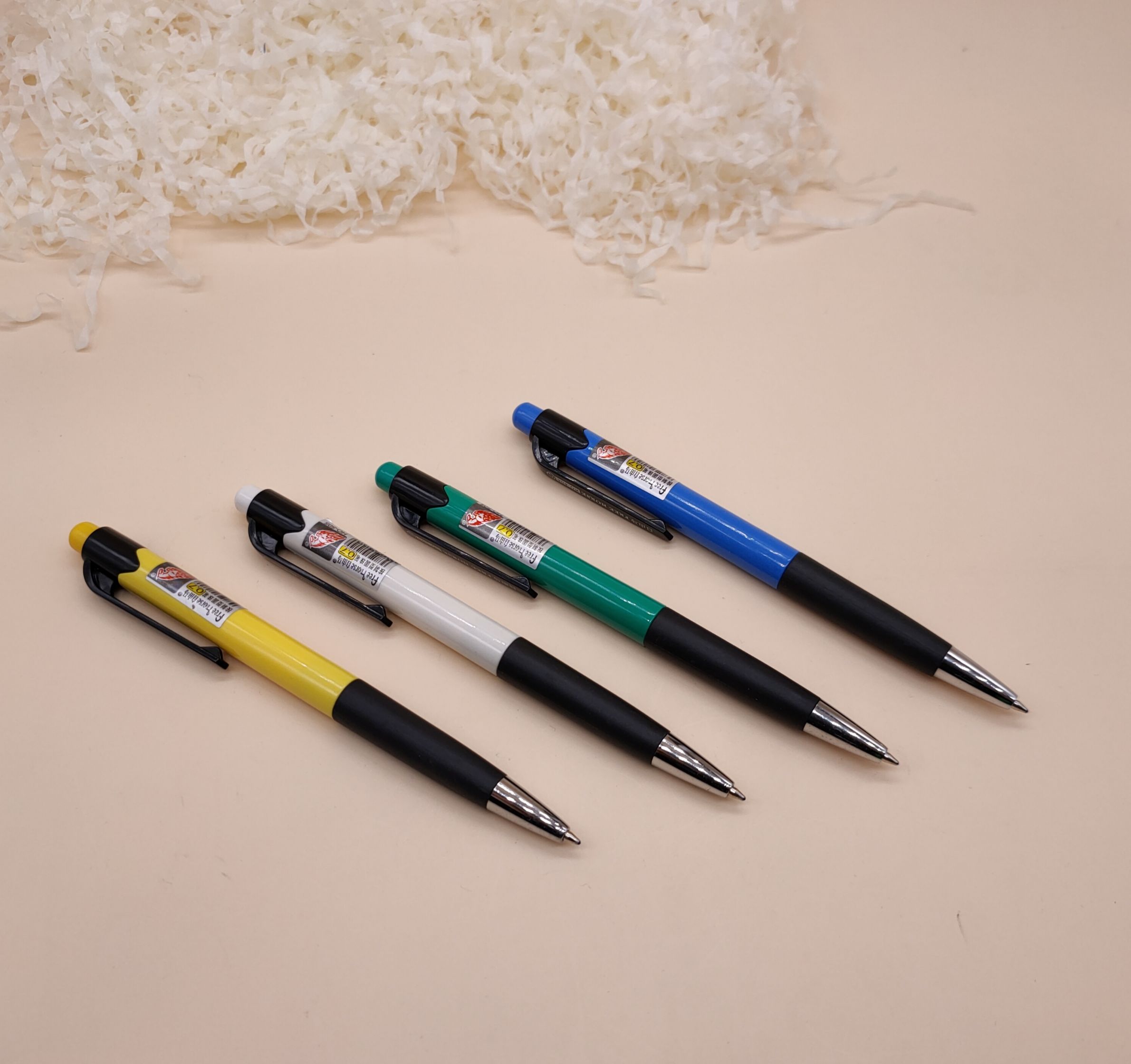 Blue ball-point pen pressed in oil and soft glue to shake the ball-point pen Specification drawing