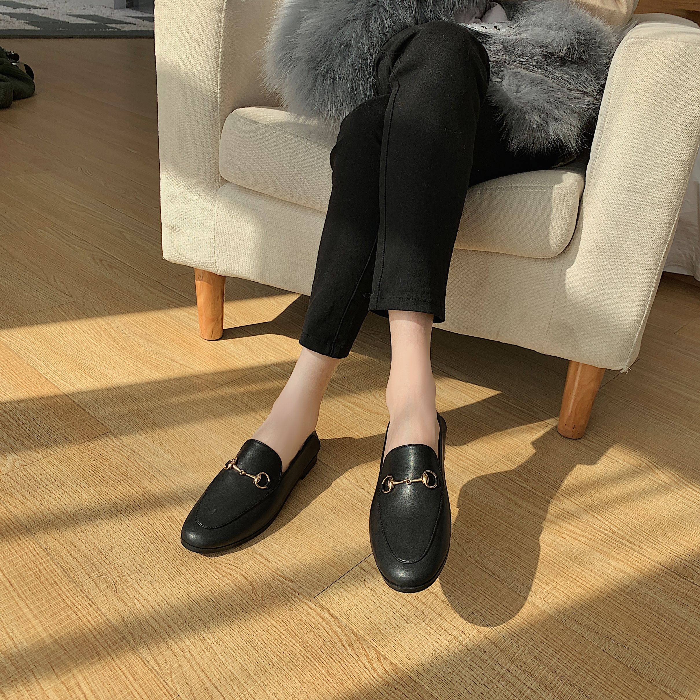 Hot style horse title buckle low heel flat small leather shoes new loafers pea shoes woman