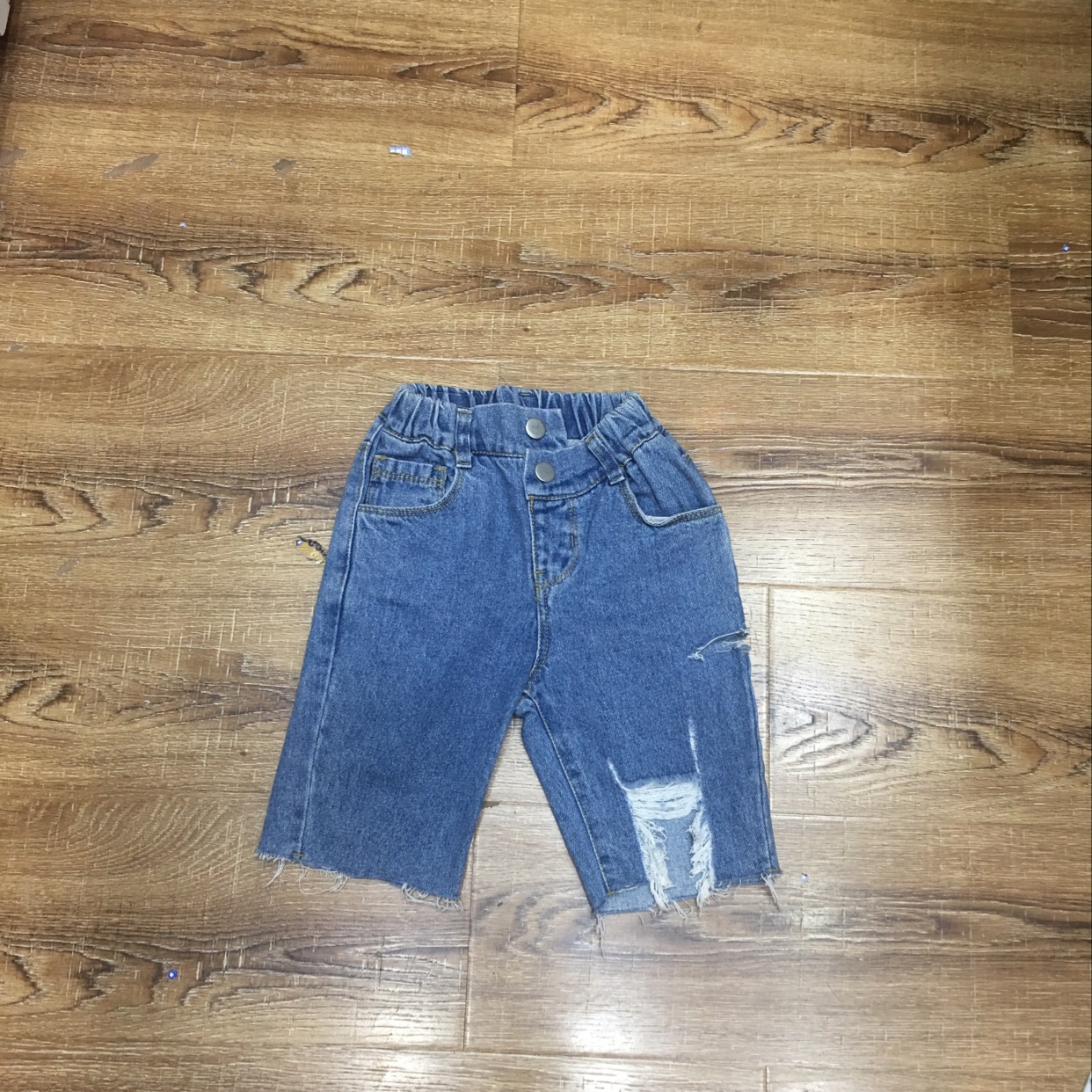 破牛仔短裤产品图