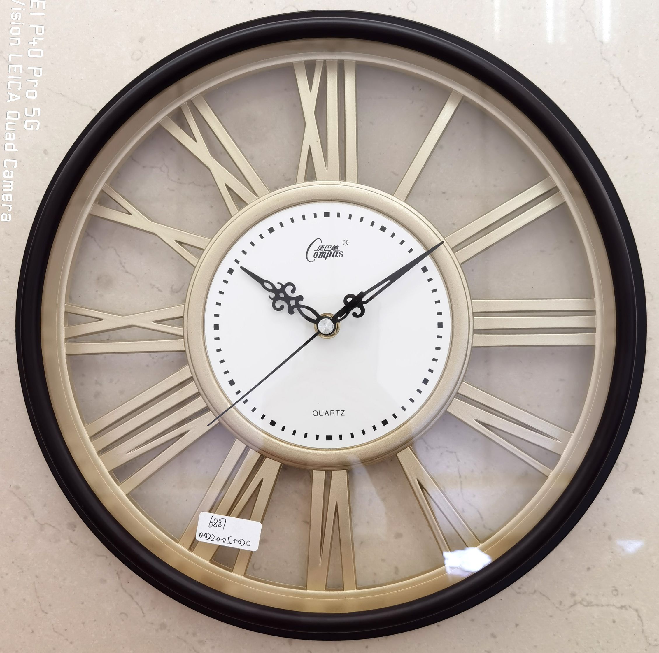 The Roman numeral wall clock with silent scanning is fashionable and elegant details Picture