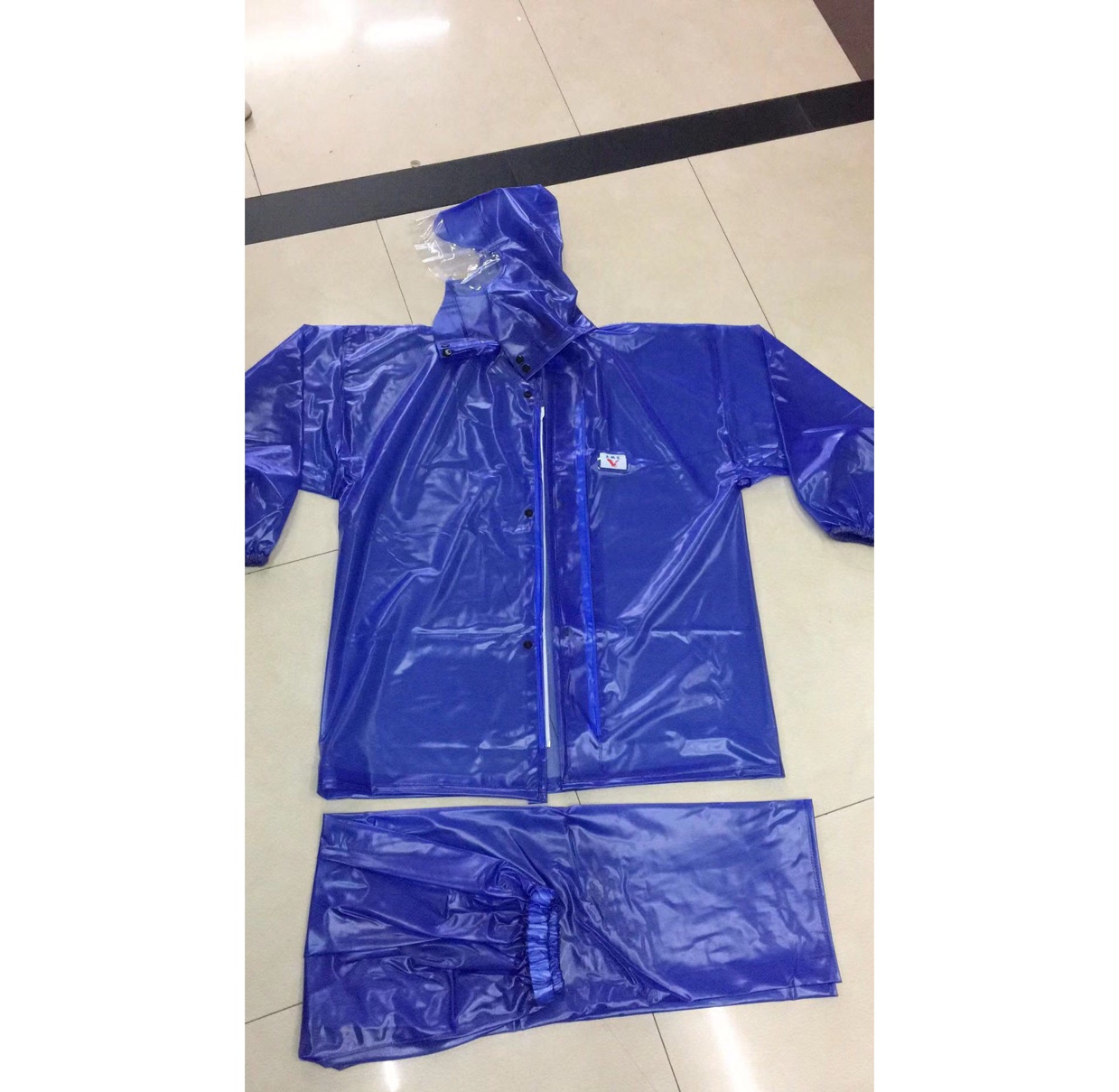 Fashionable adult two-piece raincoat made of sea rubber is durable and ensures no leakage. It is suitable for outdoor use
