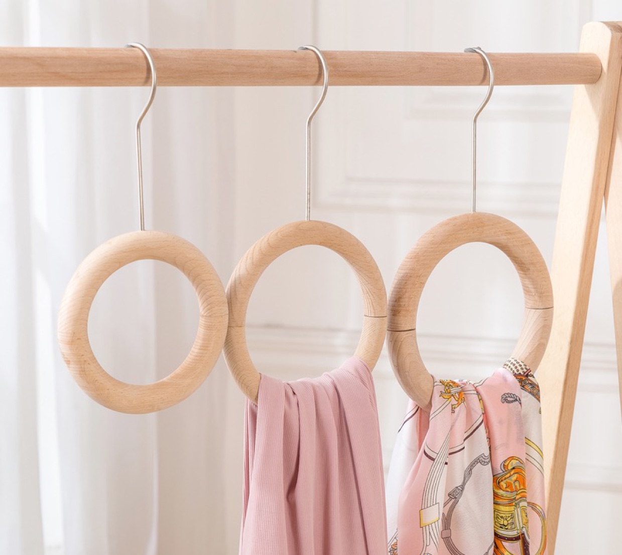 服装店塑料仿木圈圈展示S钩围巾丝巾圆形衣架创意木圈磁铁包包挂展架
