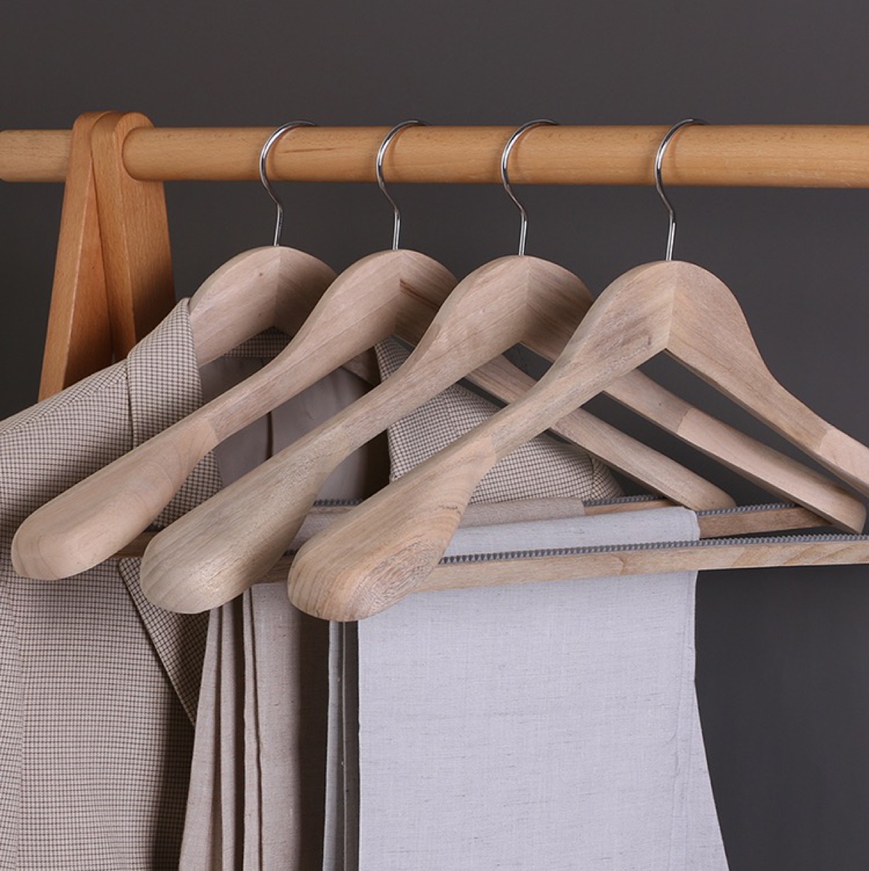 家用香樟木衣架西服大衣专用男女宽肩无痕衣撑成人原木西装衣挂子