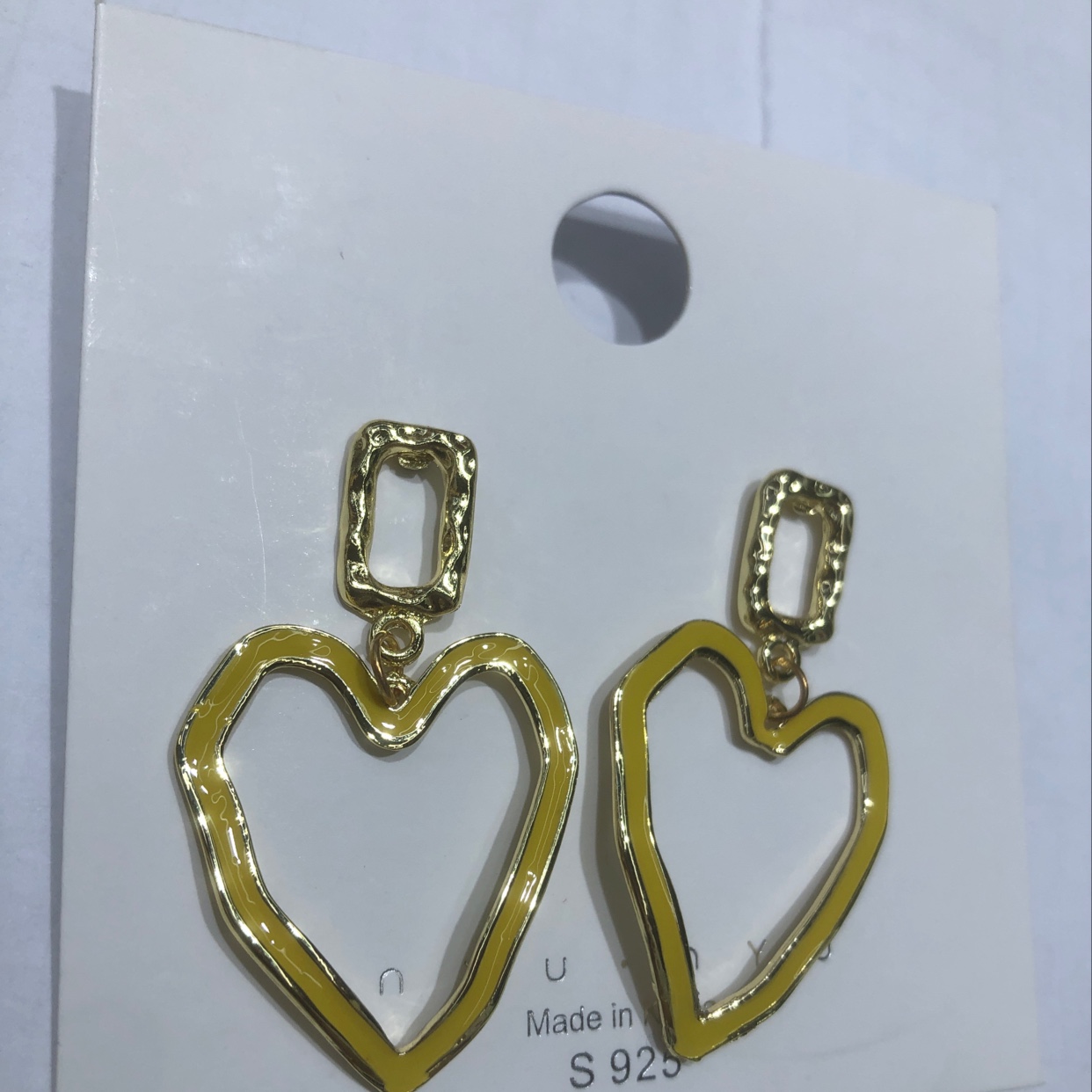 淡黄爱心镂空耳环产品图